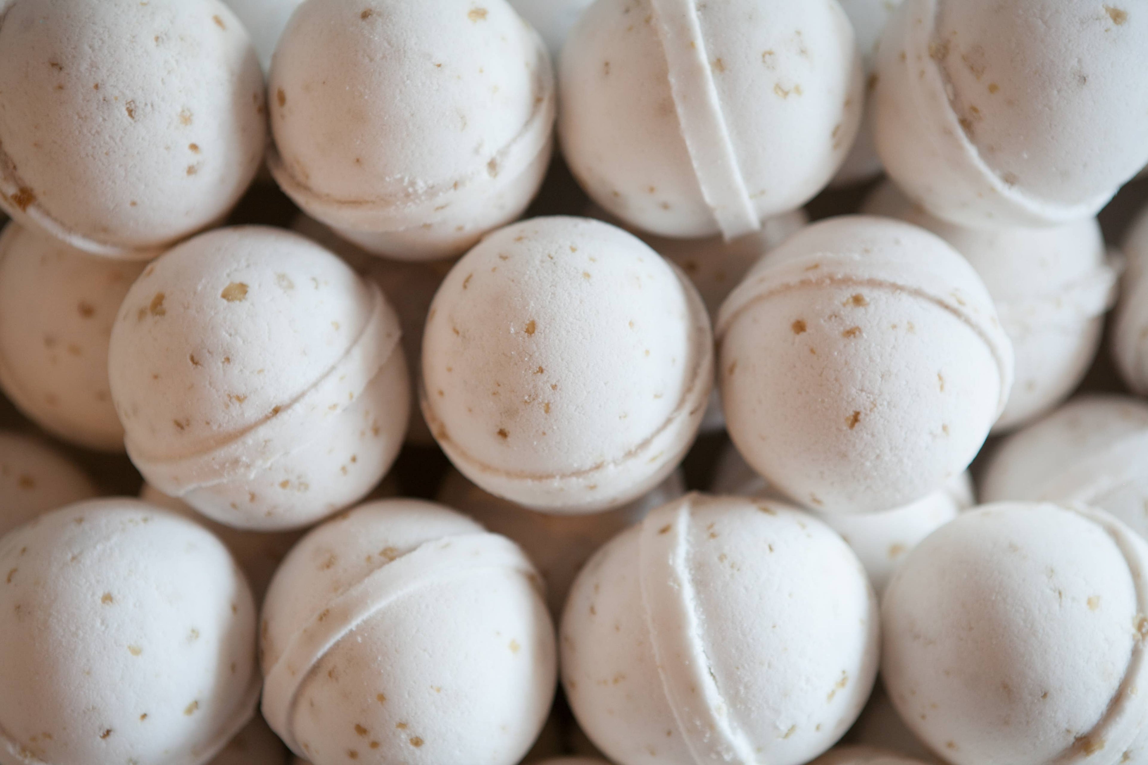 Old Whaling Co. - Oatmeal Milk & Honey Bath Bomb