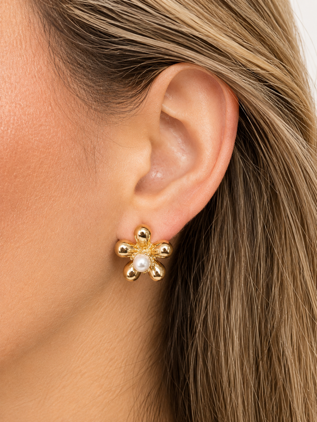 Daisy Pearl Stud Earrings